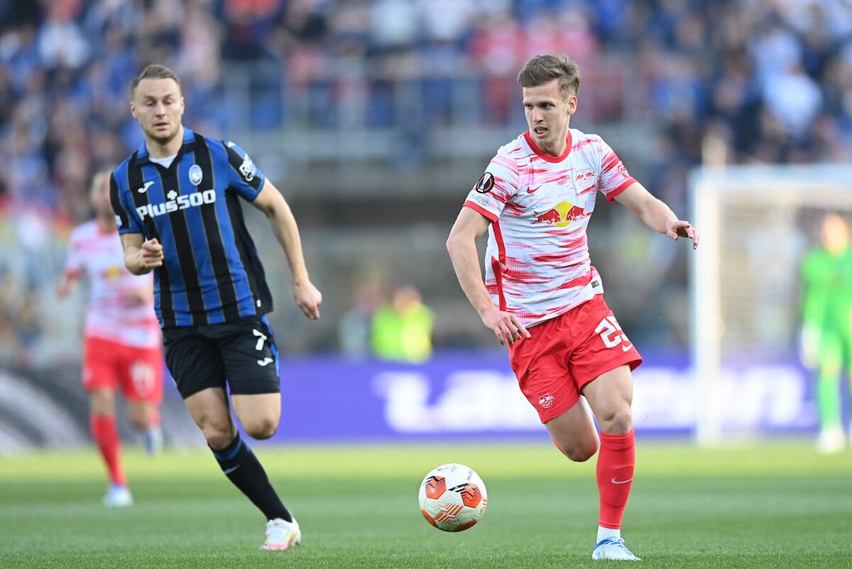 Dani Olmo lleva el balón perseguido por Teun Koopmeiners.