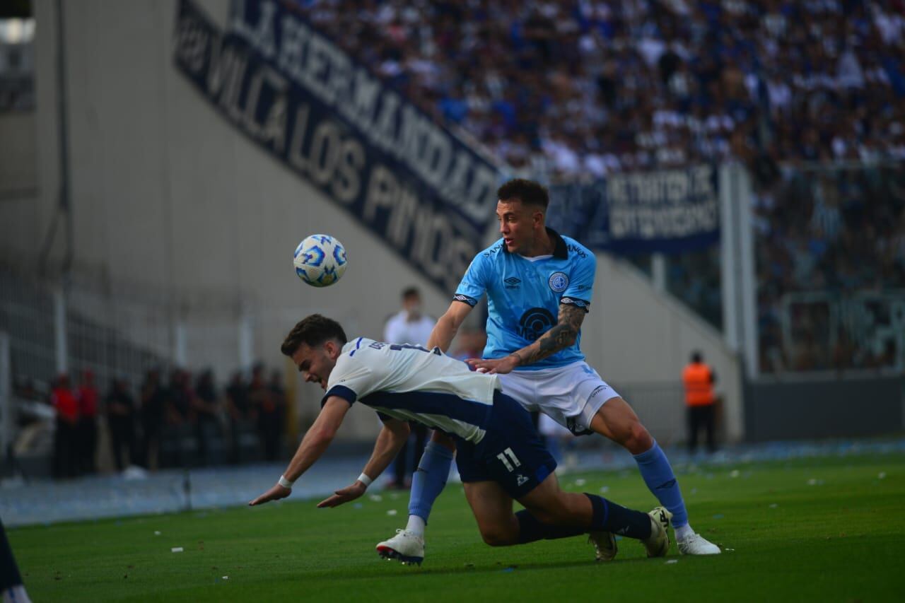 Gabriel Compagnucci, de Belgrano, en al lucha ante Valentín Depietri de Talleres. (Javier Ferreyra / La Voz)