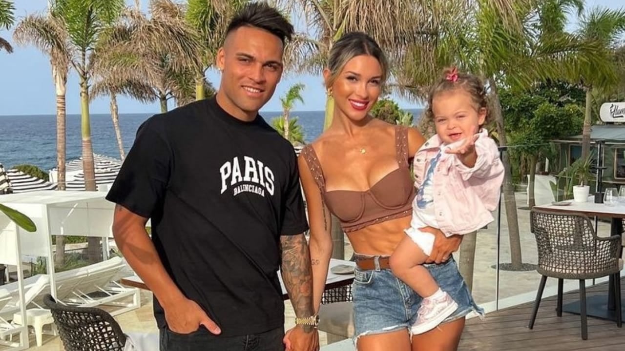 Lautaro Martínez y Agustina Gandolfo junto a su pequeña hija Nina. 