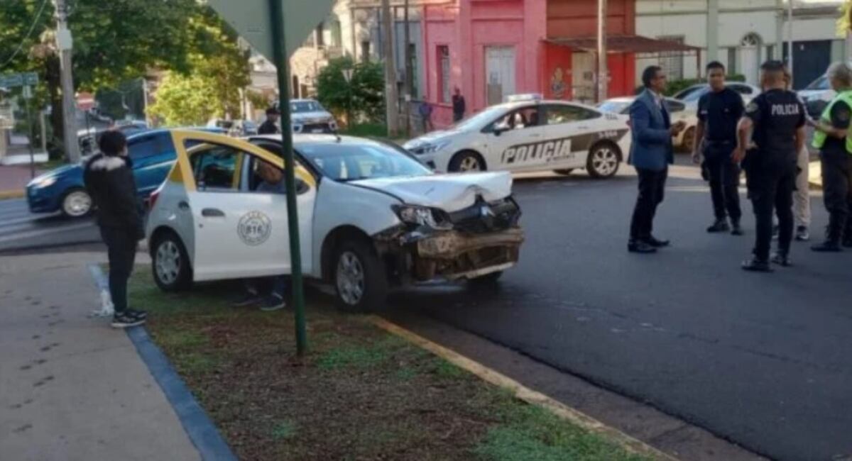 Aparatoso accidente vial en Posadas: un taxi y otro vehículo colisionaron ente sí