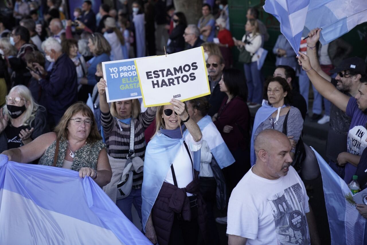 Decenas de agricultores llevaron este sábado unos treinta tractores hasta la Plaza de Mayo, en protesta contra la política económica del Gobierno de Alberto Fernández. (Federico López Claro)