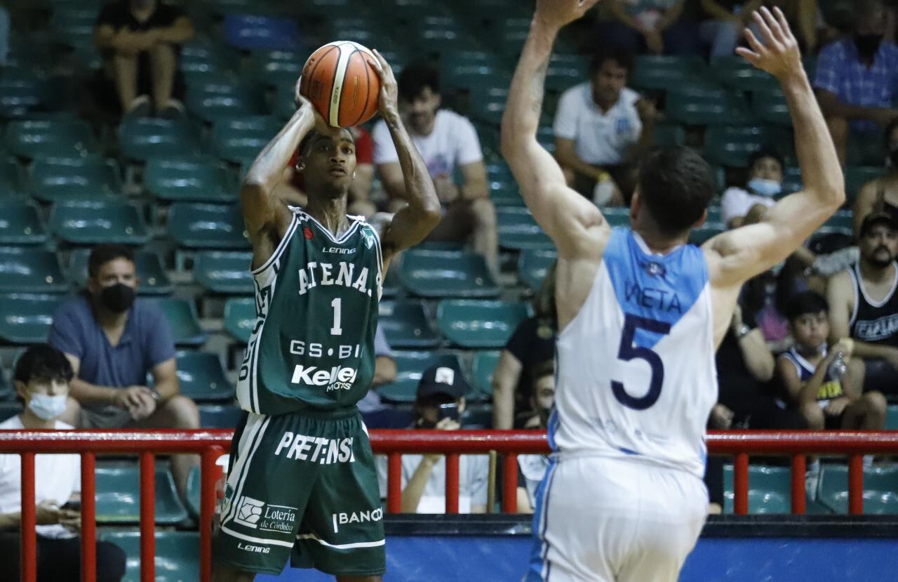 Latraius Mosley y otra destacada tarea anotadora para el Verde, ante La Unión, en el Cerutti. (Germán Ruiz / Prensa Atenas)