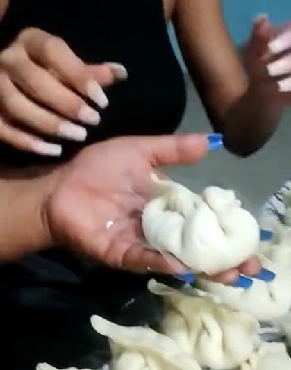 Daniela Celis cocinó empanadas y se hizo viral