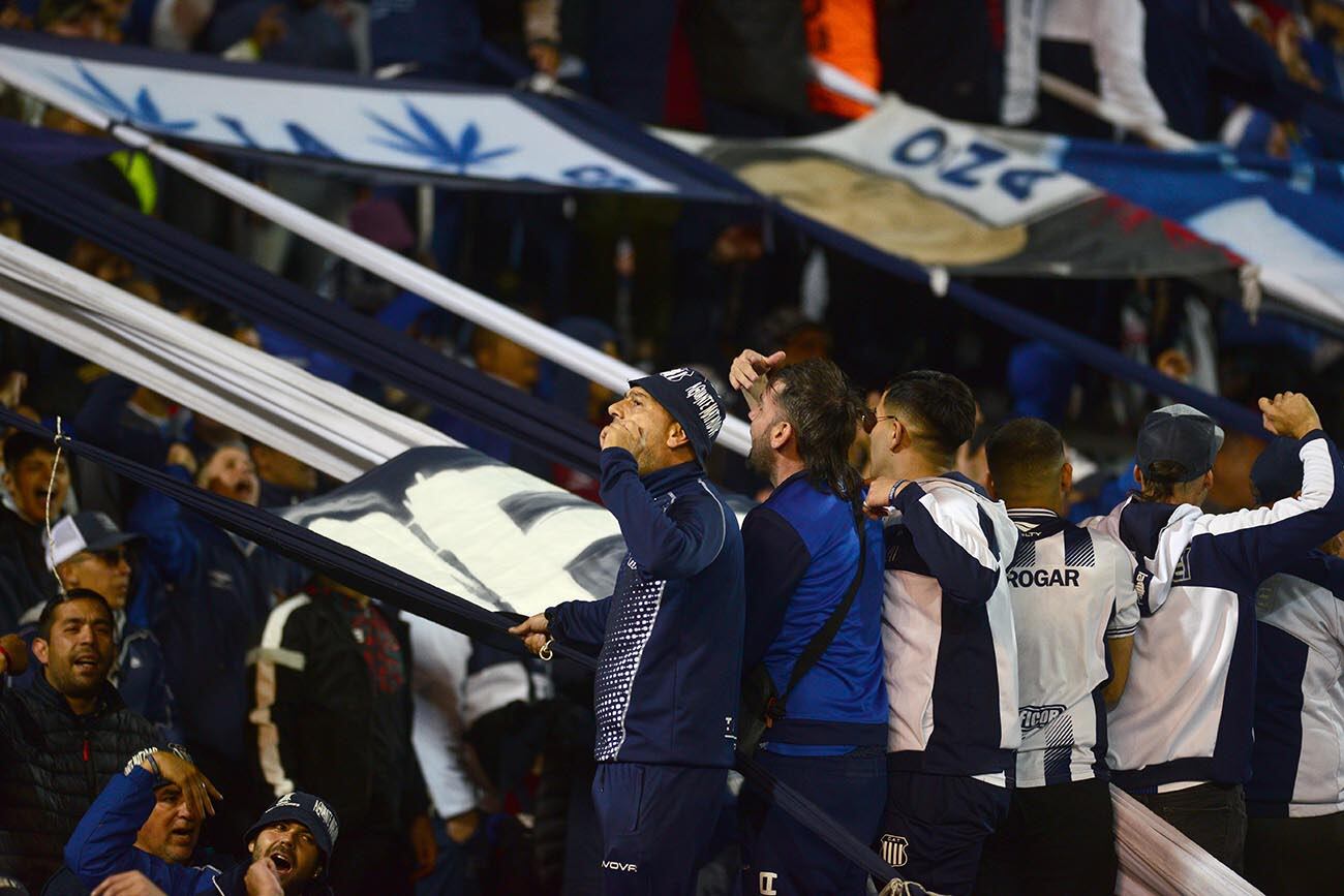 Hinchas de Talleres en el viaje a Mendoza y en la tribuna del estadio en el que se jugó la final de la Copa Argentina ante Patronato. (José Gabriel Hernández / La Voz)