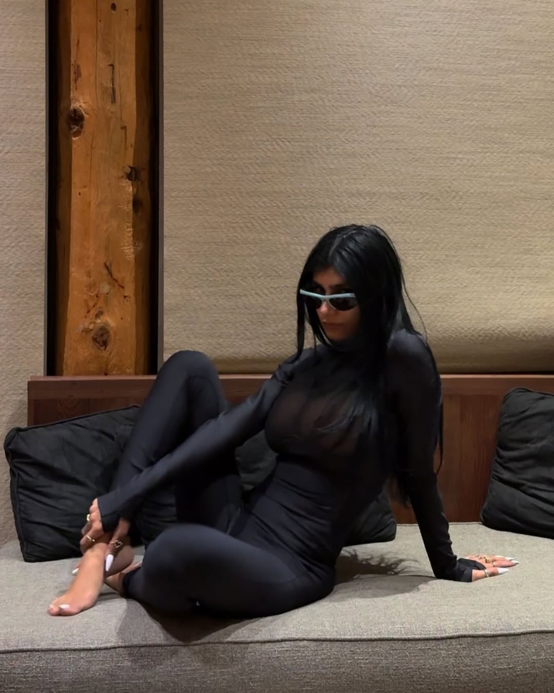 El catsuit de Mia Khalifa que levantó la temperatura.