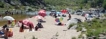 Una de las playas en Mayu Sumaj, a la vera del río San Antonio y a unos 10 kilómetros de Villa Carlos Paz.