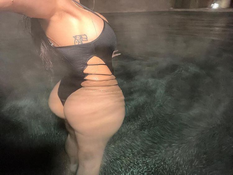 Mia Khalifa desde un jacuzzi y en traje de baño.