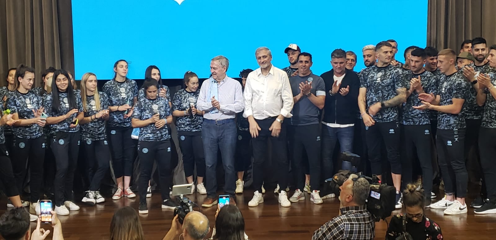 El gobernador Schiaretti recibió a los planteles de Belgrano, que lograron los ascensos a la Liga Profesional y a la Primera A del fútbol femenino. (Javier Ferreyra / La Voz)