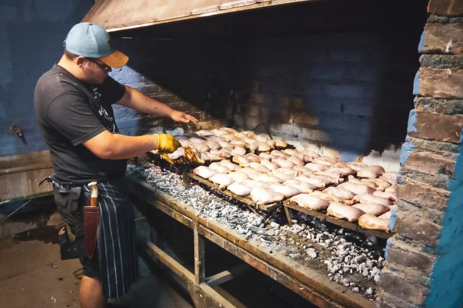 Disfruta mucho de cocinar a la parrilla, aunque al principio no quería saber nada.