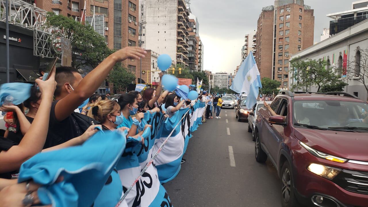 Numeroso grupo de personas marchó en Córdoba contra la legalización del aborto.