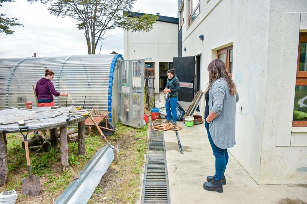 La escuela trabaja desde nivel maternal hasta terciario, logró administrarse para que todas las etapas puedan retornar a clases.