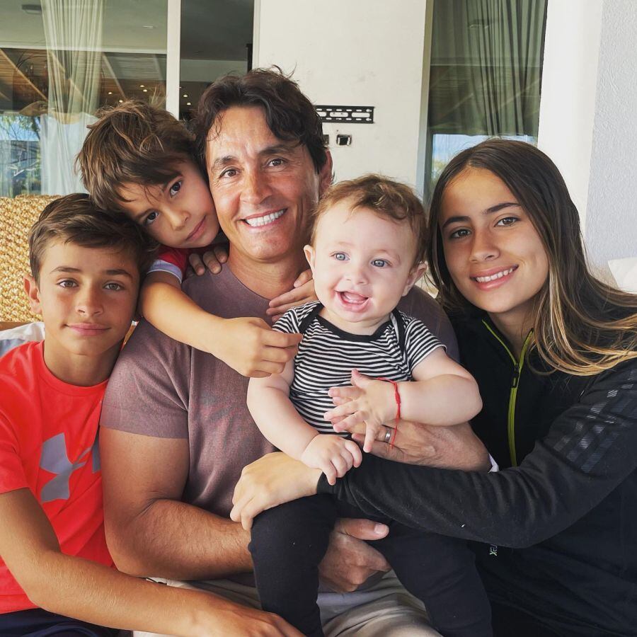 Sebastián Estevanez y sus hijos, en una foto de archivo