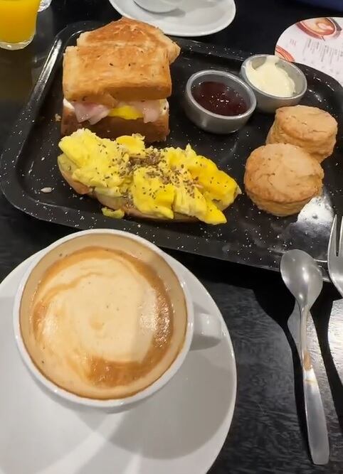 Pidió un brunch en un famoso café del Barrio Chino, le cobraron 4700 pesos pero no cumplió sus expectativas