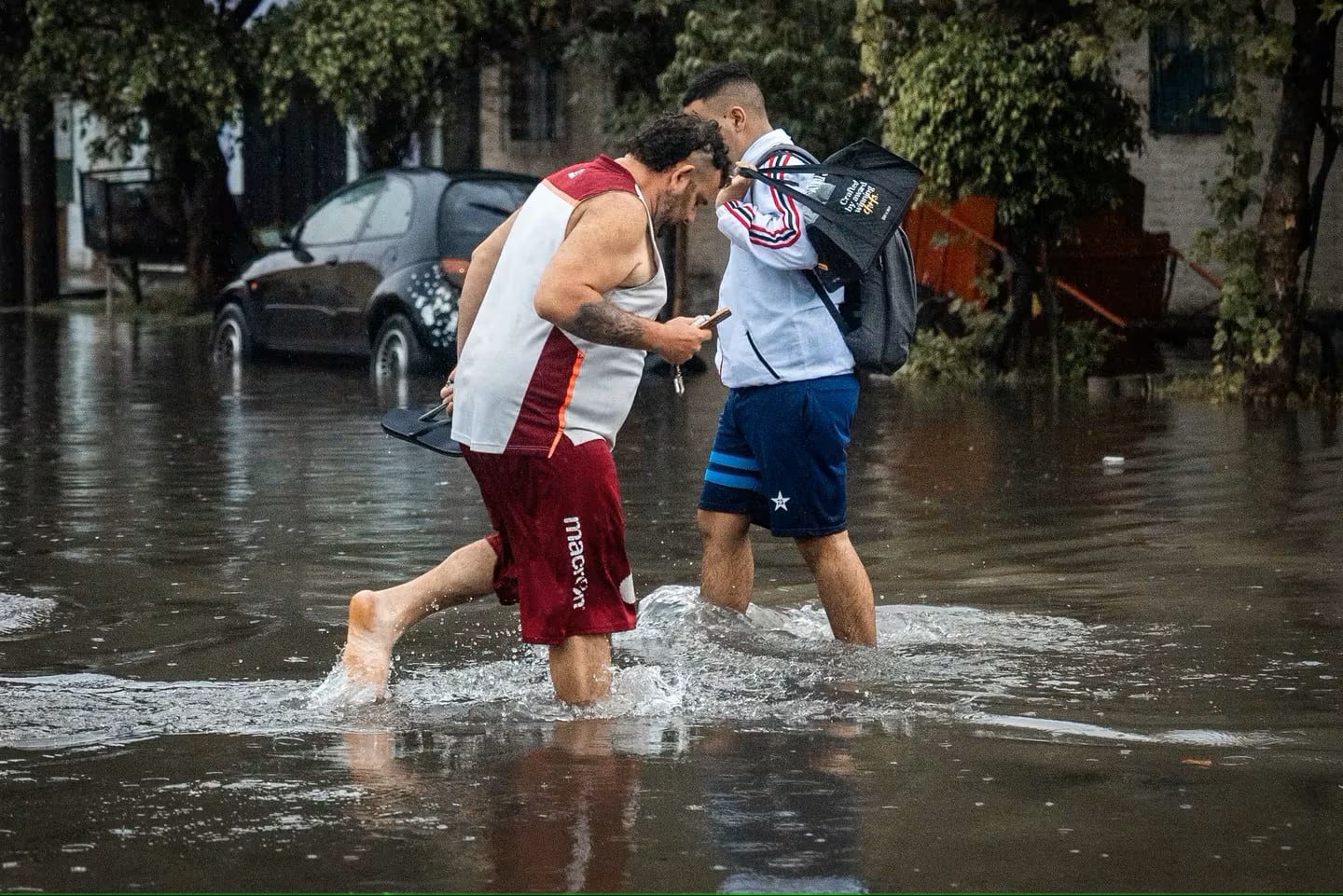 Calles inundadas, autos flotando y casas bajo el agua. Foto: Gentileza TN.