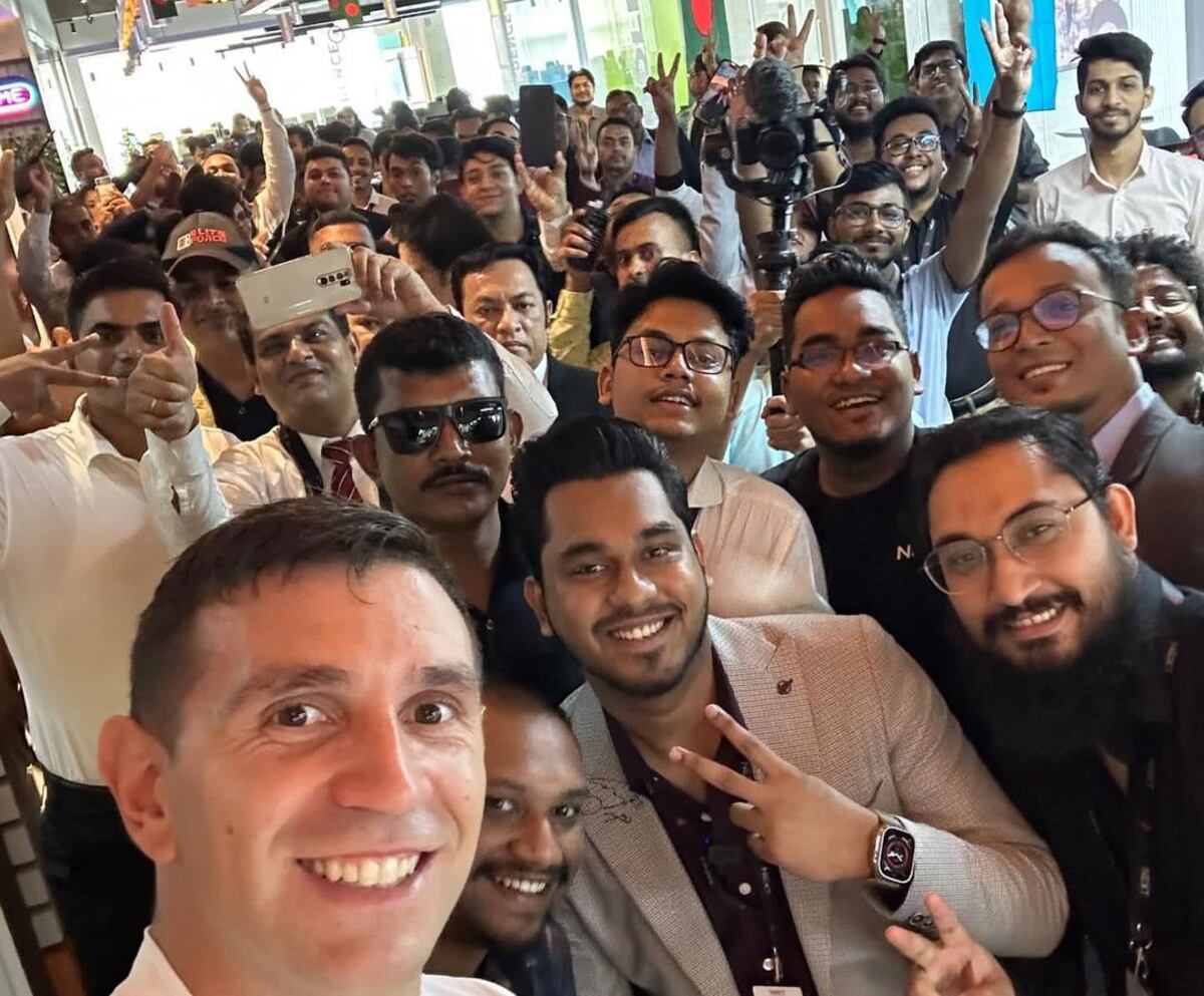 Locura por el Dibu Martínez en Bangladesh: cientos de fanáticos se acercaron a saludarlo y lo recibió hasta la primera ministra