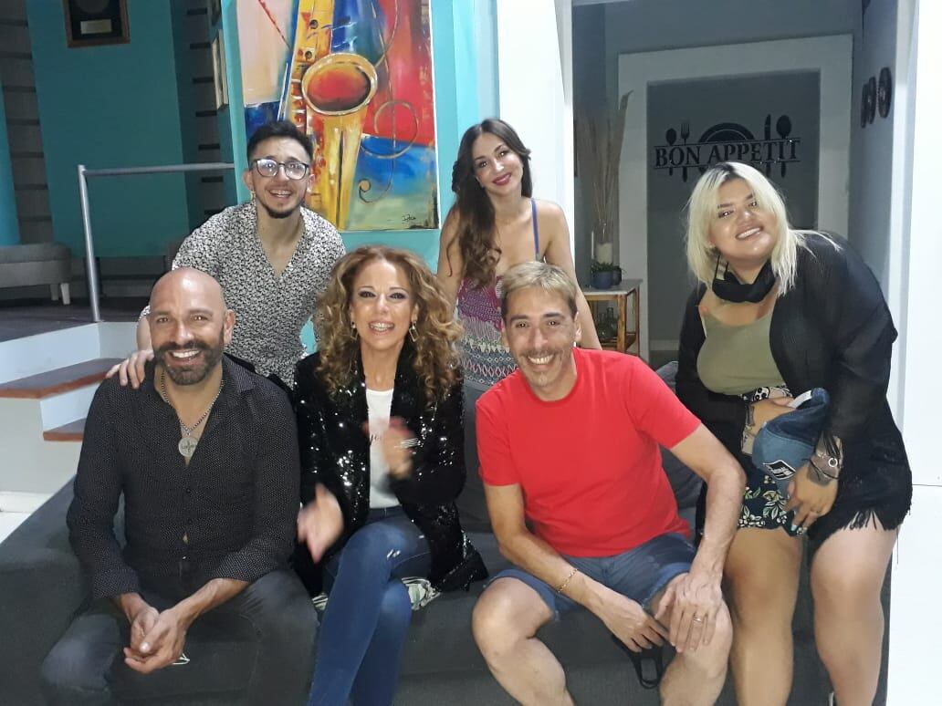 De izquierda a derecha: Fredy Villarreal, Rodrigo Noya, Iliana Calabró, Laura Bruni, René Bertrand, y Morena Rial.