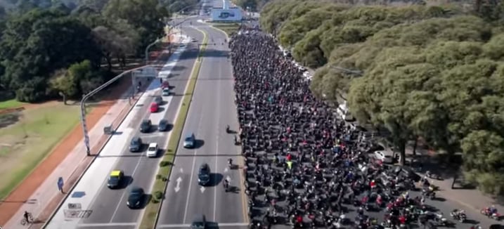 Caravana solidaria por el Día de la Niñez.