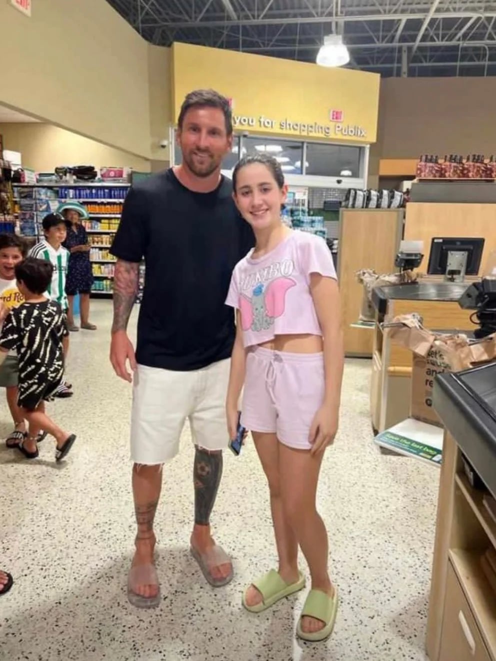 Lionel Messi en un supermercado de Miami, sin dramas para sacarse fotos con quien se lo pidiera.