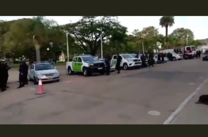 Desde las 7 de la tarde de este pasado viernes inició el control policial. No se puede circular en la vía pública desde esa hora hasta las 6 de la mañana.