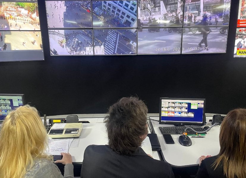 Karina Milei, Javier Milei y Patricia Bullrich observando el operativo