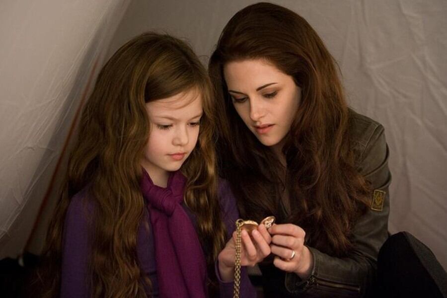 Renesmee tiene el poder de la transmisión de pensamientos en imágenes al tocar a una persona