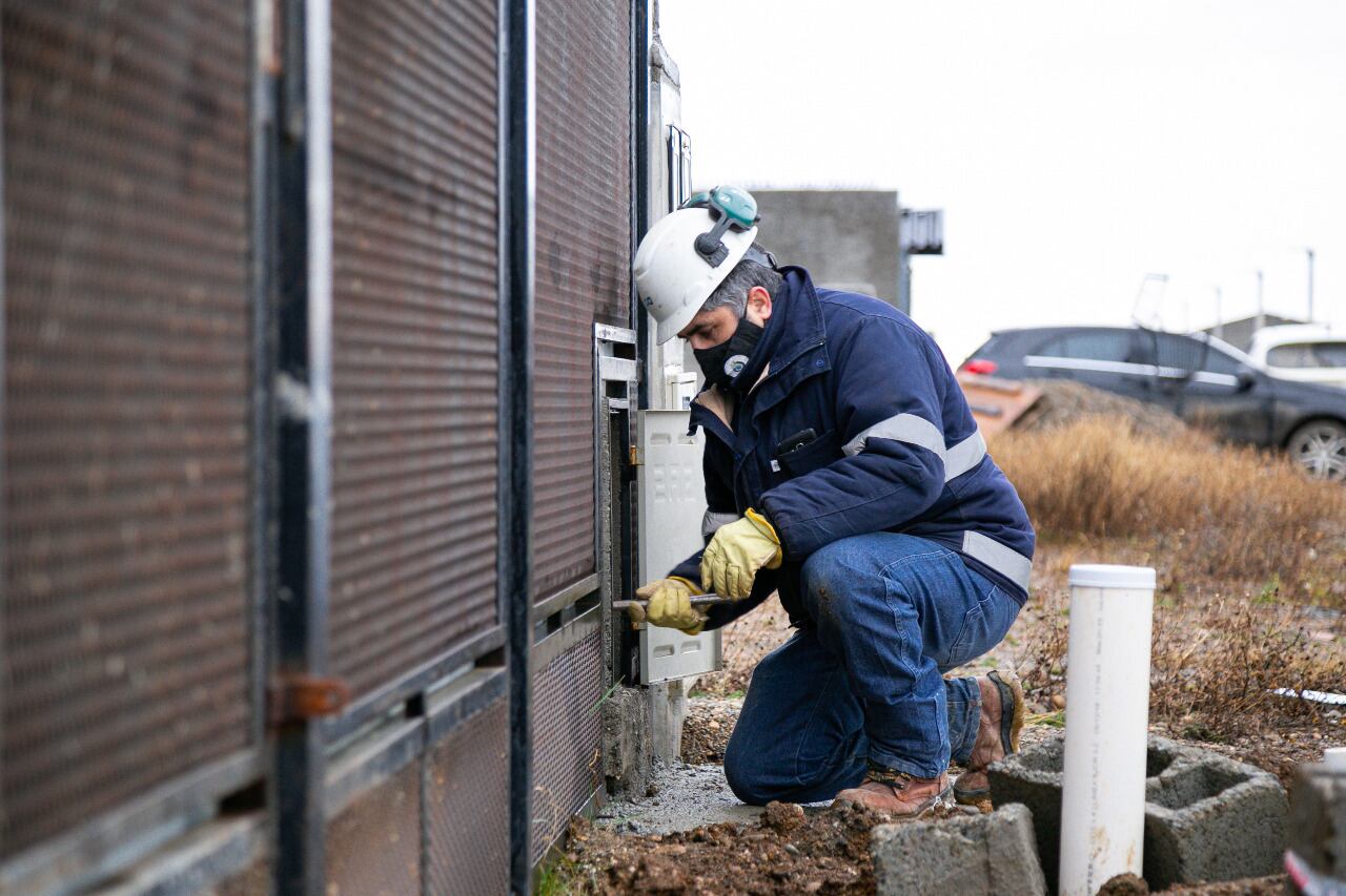 Operario trabaja en una instalación de gas.