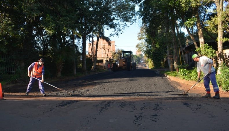 Ejecutan obras de asfalto sobre empedrado en Oberá.