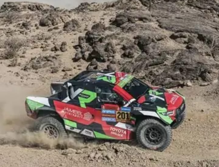 El saudi Yazeed Al-Rajhi ganó la etapa de 48 Horas y es escolta de Lategan en la general. Los dos, con Toyota. (Dakar)