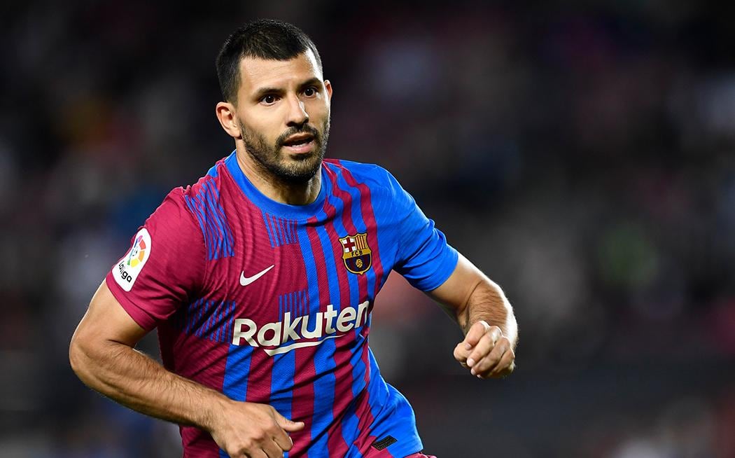 El Kun jugando uno de sus últimos partidos con el Barcelona. A sus 33 años podría tener que abandonar la práctica profesional.