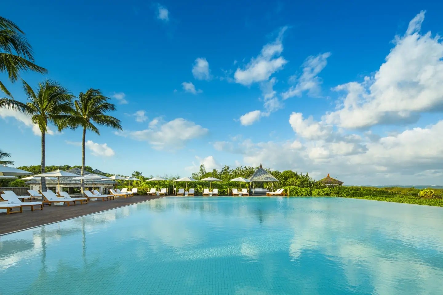 La piscina infinita del hotel en Turcos y Caicos.