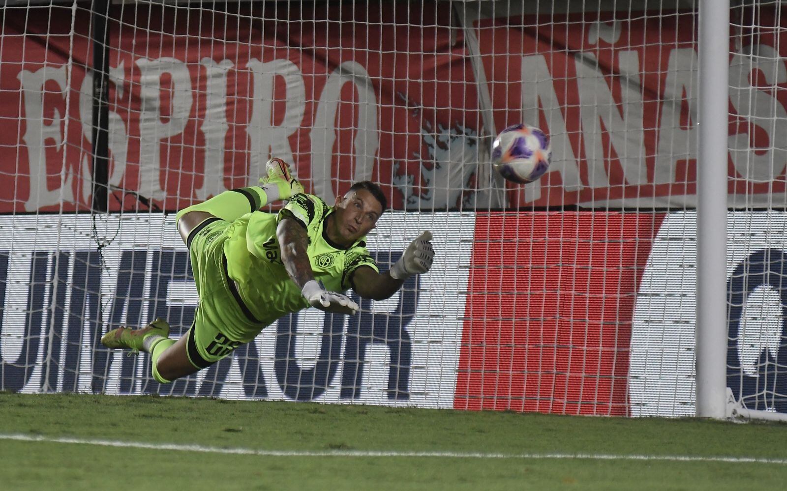 Nahuel Losada atajó un penal en el partido que Belgrano perdió ante Argentinos Juniors en La Paternal por la cuarta fecha de la Liga Profesional. (Federico López Claro)