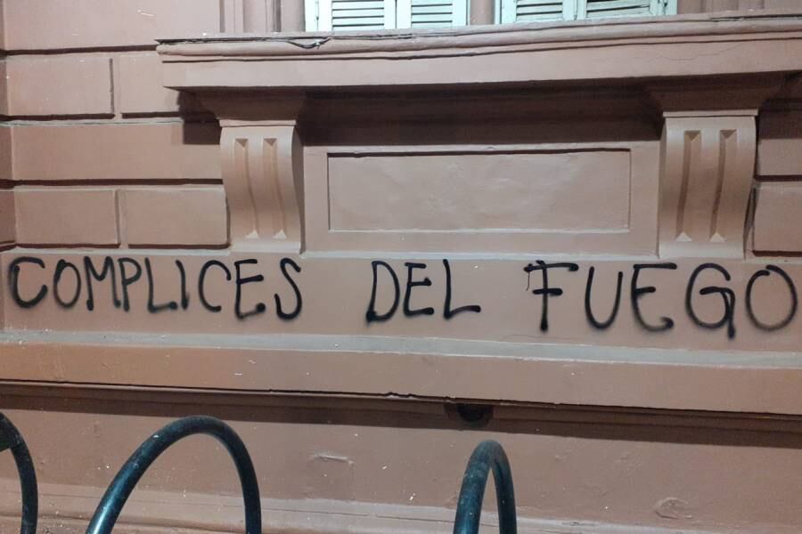 En el Palacio de los Leones apuntaron contra los "cómplices del fuego" en las islas.