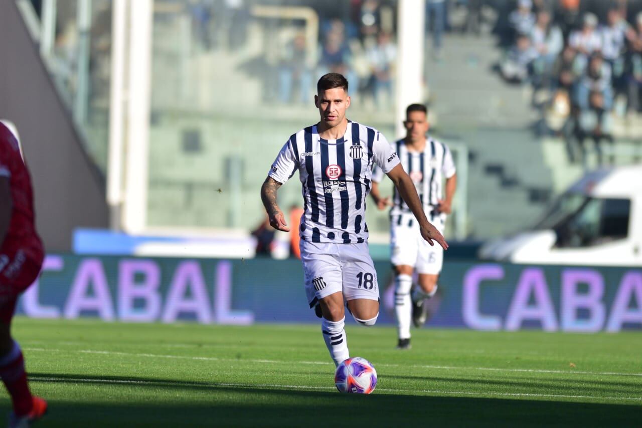 Rodrigo Villagra en acción en el Talleres-Argentinos, por la Liga Profesional en el Kempes. (Ramiro Pereyra / La Voz)