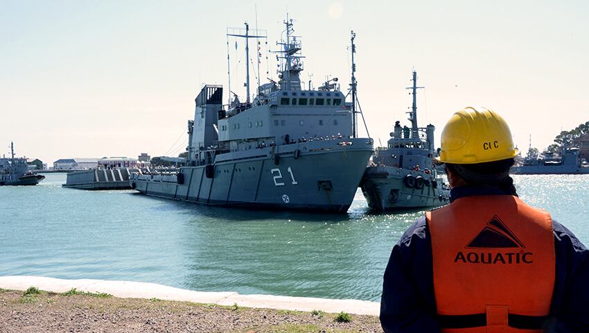 La compuerta flotante del dique de carena N°2 llegó a la Base Naval Puerto Belgrano