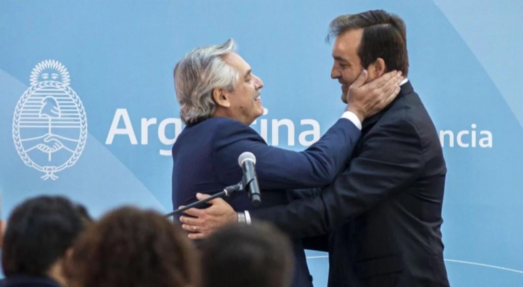 El presidente Alberto Fernández abraza a Martín Soria, flamante ministro de Justicia.