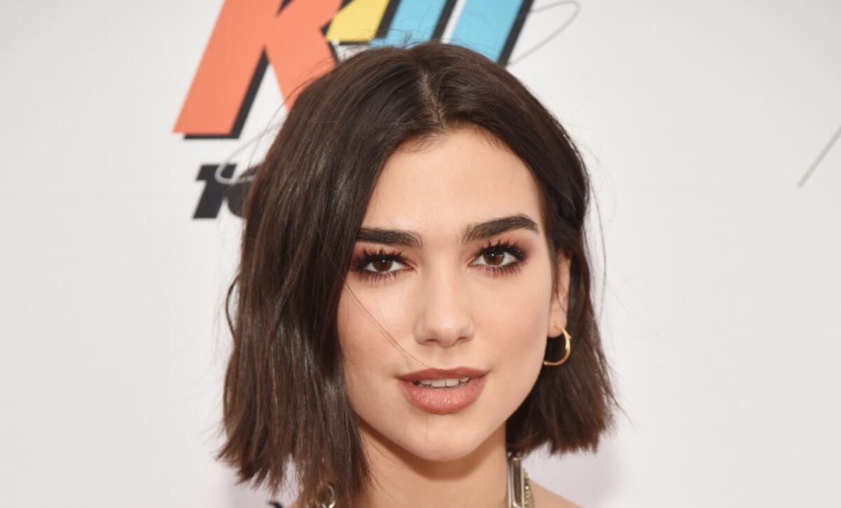 Dua Lipa posó con un top negro con aberturas y de espaldas a la cámara