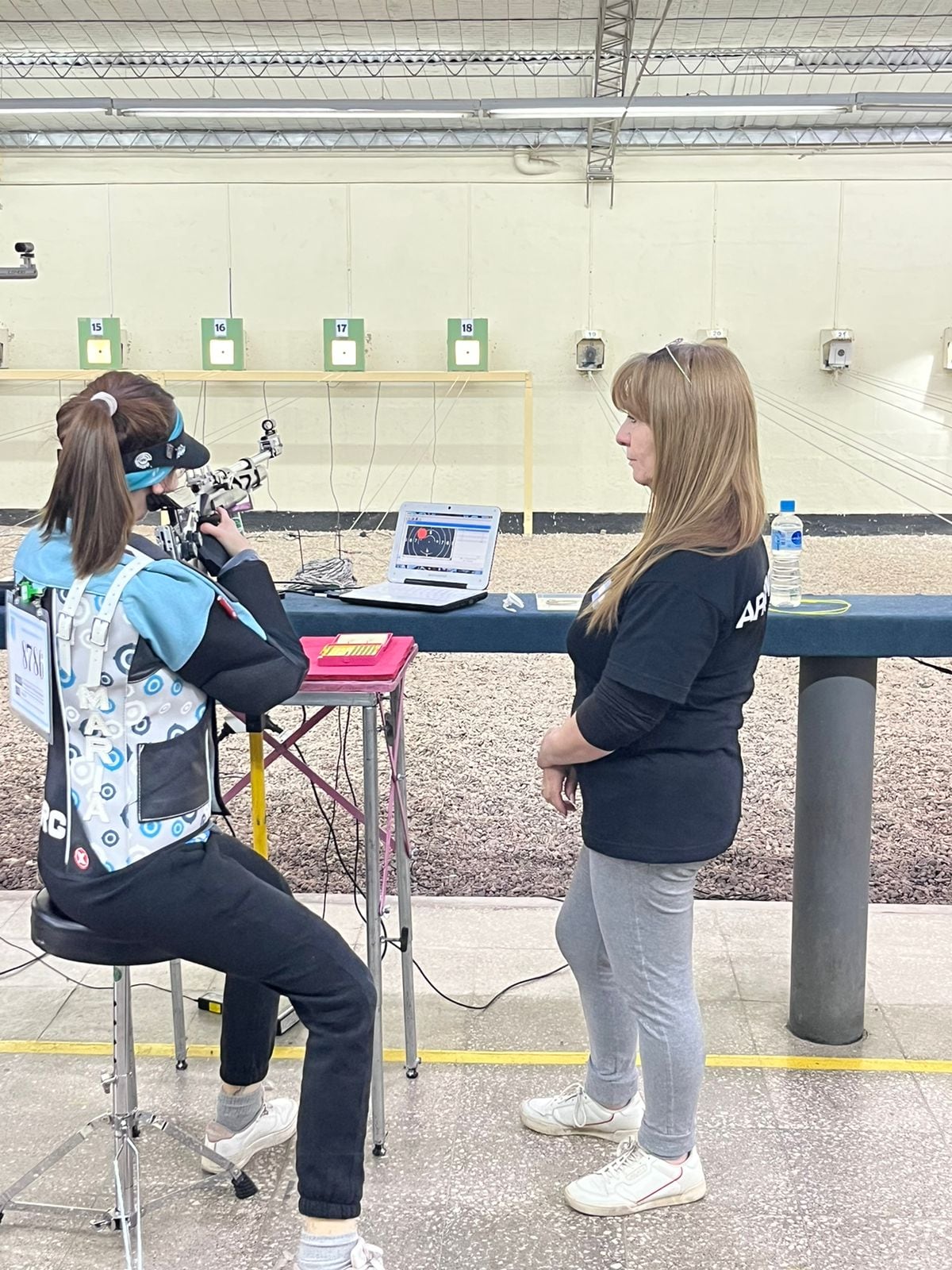 Laura junto a su mamá en una competencia.