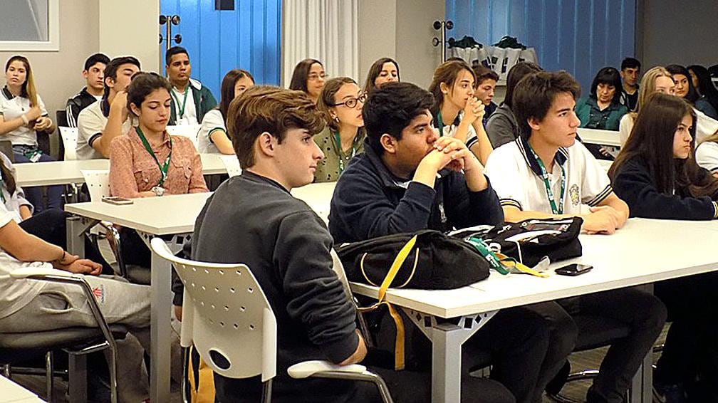 Estudiantes de nivel secundarios de colegio privado.