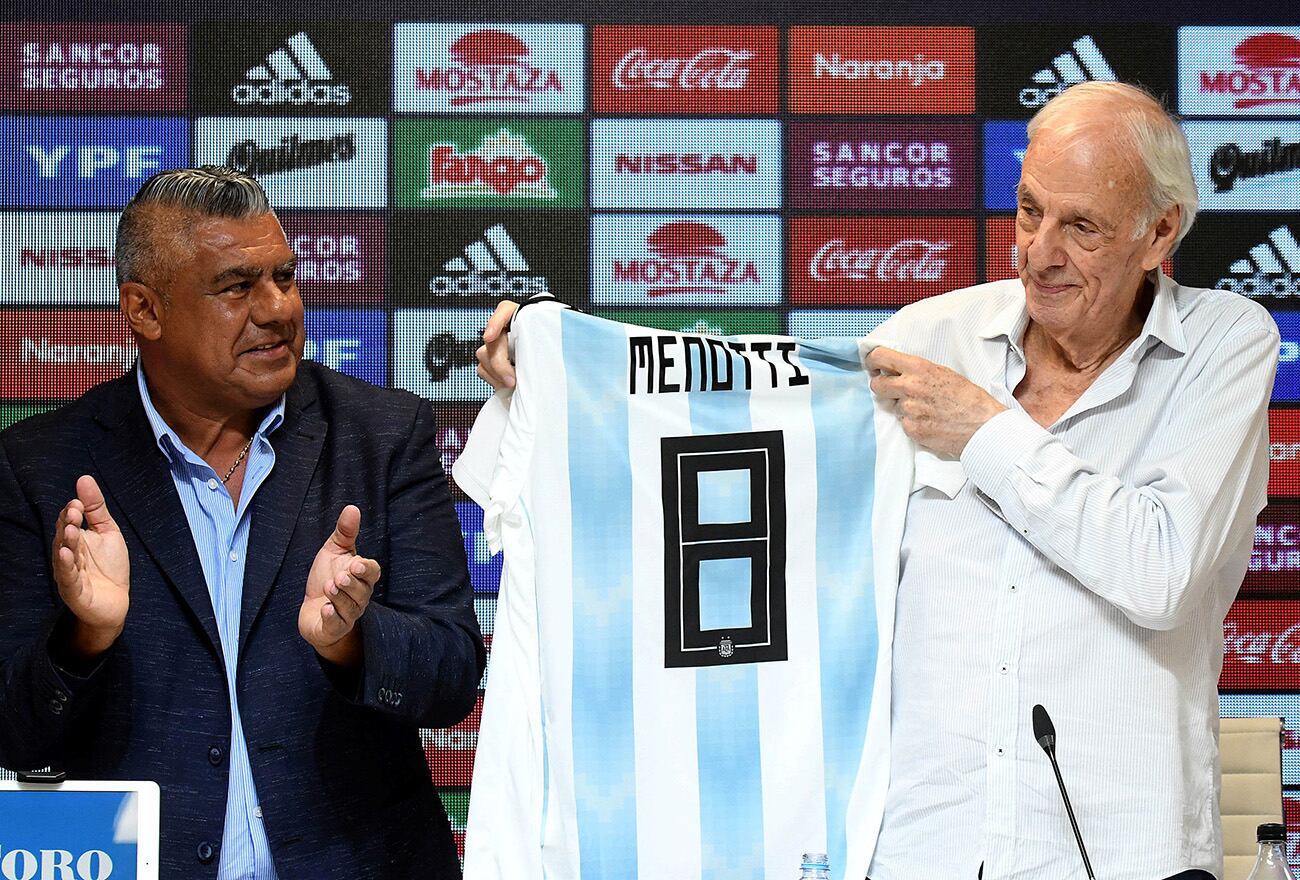 Menotti junto a Claudio Tapia.