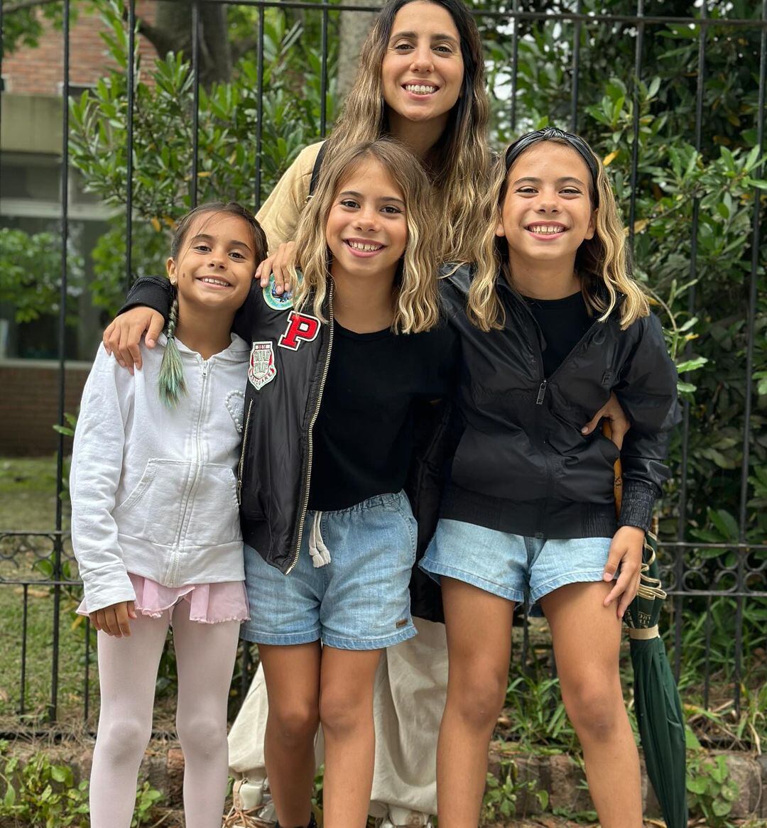 Cinthia Fernández junto a sus hijas.