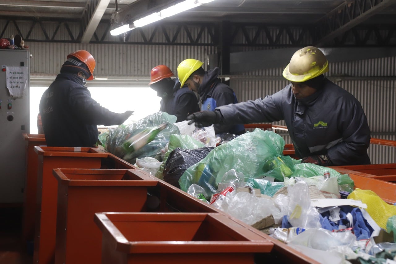 Jóvenes reciclan botellas y participan de jornadas ambientales