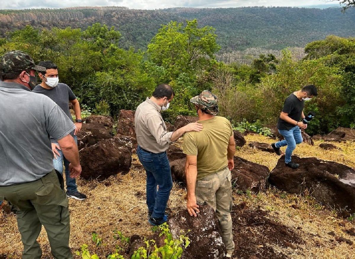 El Gobernador visitó la zona afectada por los incendios forestales.