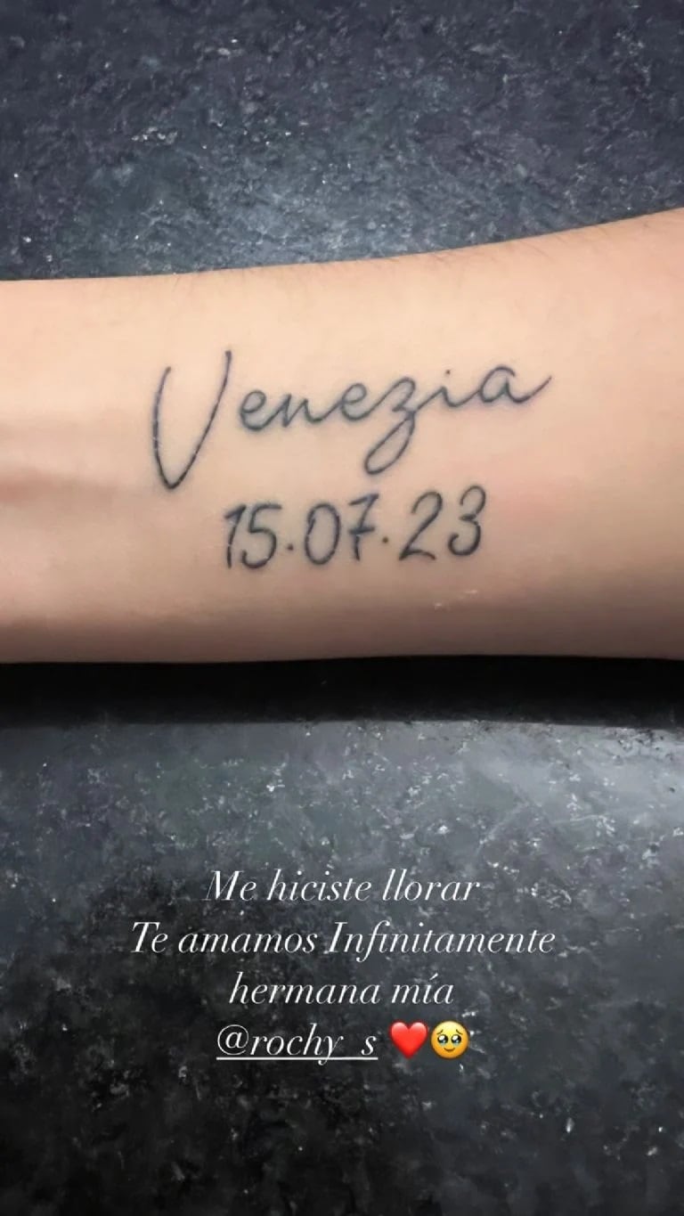 Melody Luz mostró el tatuaje que se hizo su hermana con el nombre de Venezia.