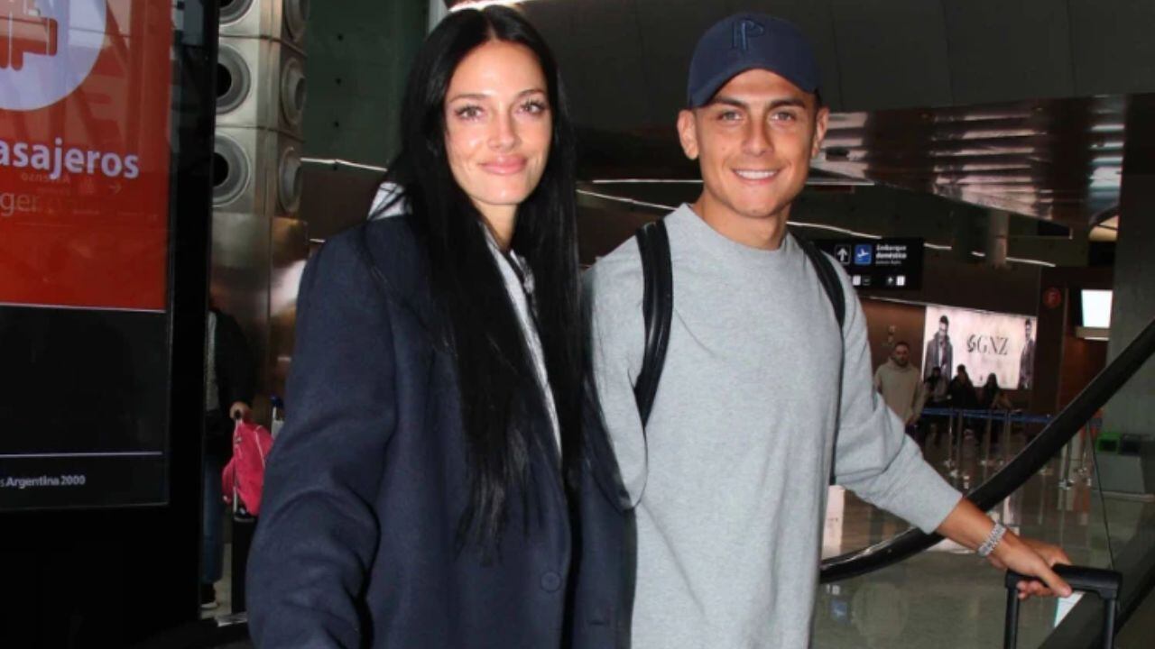 Oriana Sabatini y Paulo Dybala en el Aeropuerto Internacional de Ezeiza.