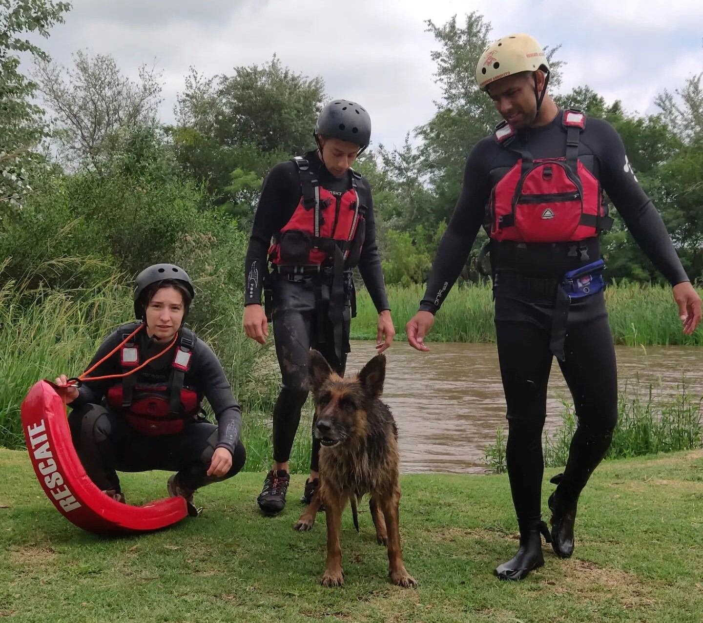 Bomberos de Arroyito salvaron un perro atrapado en la costa del Río Xanaes