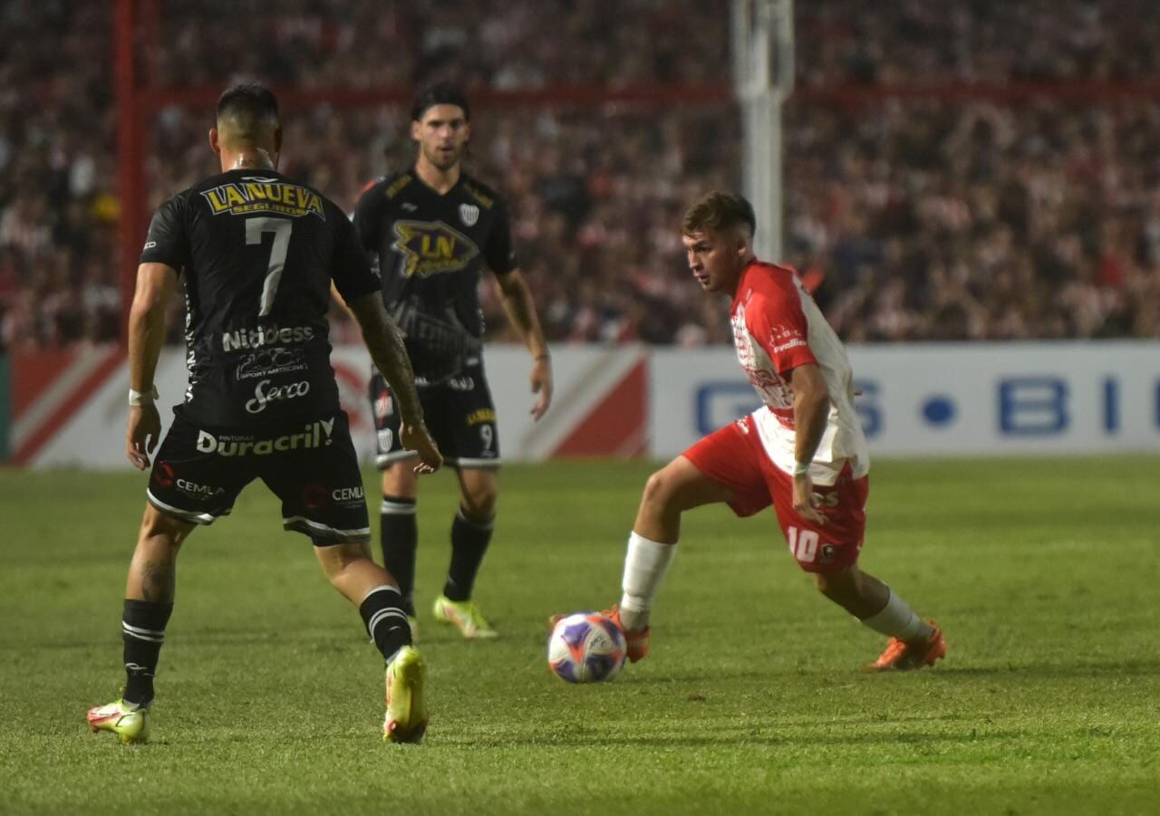 Franco Watson y la pelota atada. Un futbolista joven, con gran futuro.