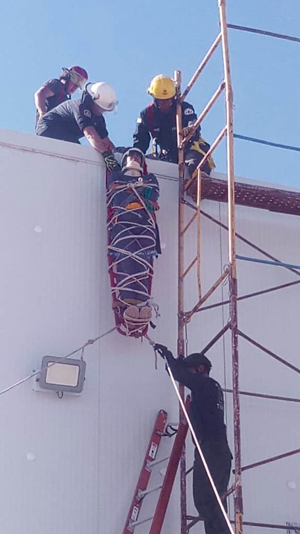 El personal de bomberos montó un operativo para bajr del techo al obrero descompensado.