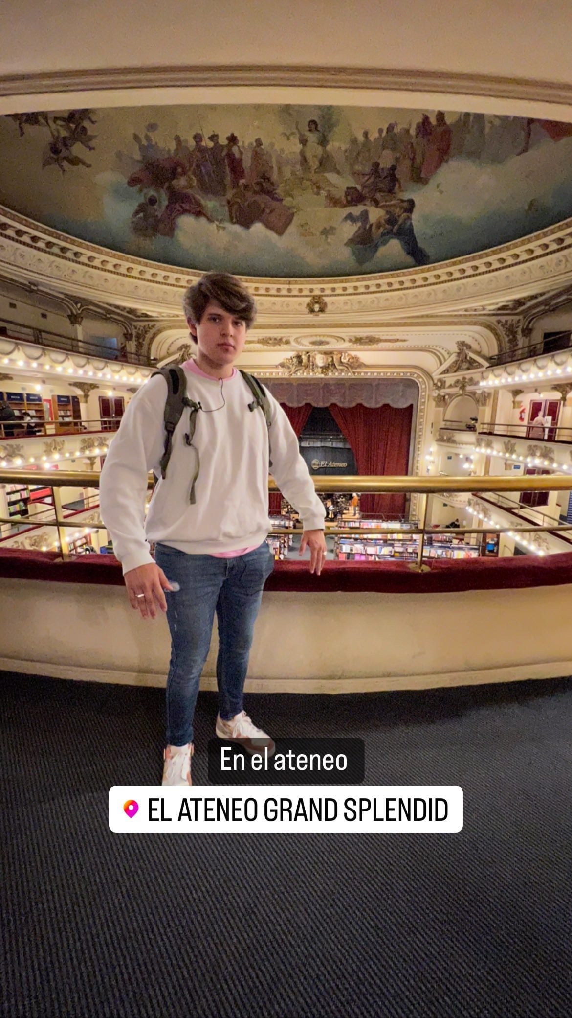 El youtuber en El Ateneo.