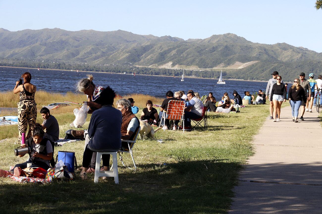 Gran cantidad de turistas en la costanera del Lago San Roque, en Carlos Paz, aprovechando el fin de semana extra largo. (La Voz)