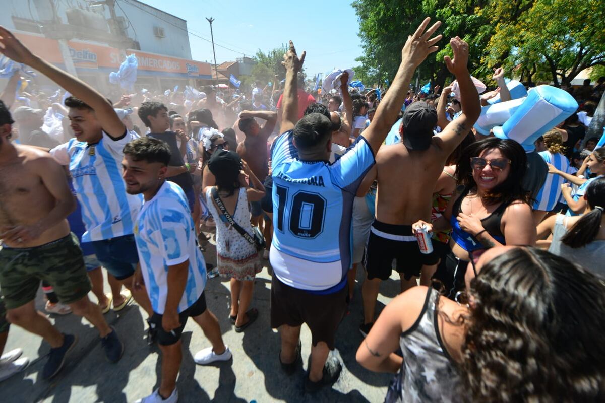 En fotos y videos: Laguna Larga, Calchín y Embalse estallaron de alegría ante Argentina Campeón